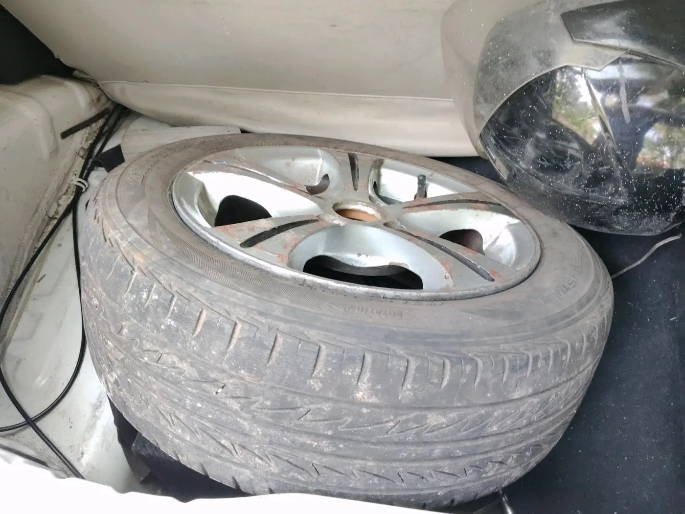 2016 Hyundai Eon ERA +, Petrol, Manual, 49,330 km, tyre