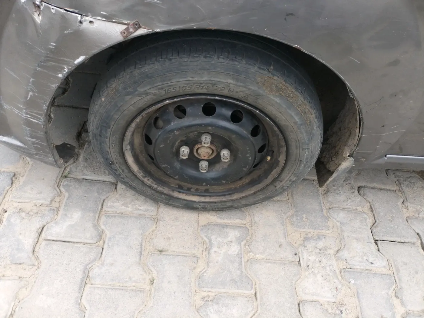 2011 Chevrolet Aveo CNG 1.4, CNG, Manual, 1,37,162 km, tyre