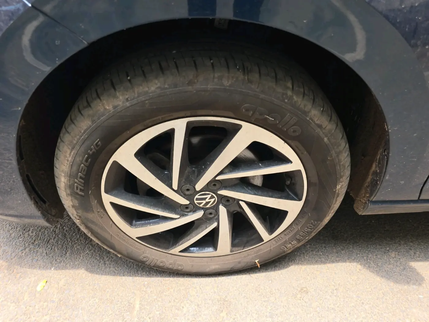 2023 Volkswagen VIRTUS TOPLINE TSI 1.0 AT, Petrol, Automatic, 22,788 km, tyre