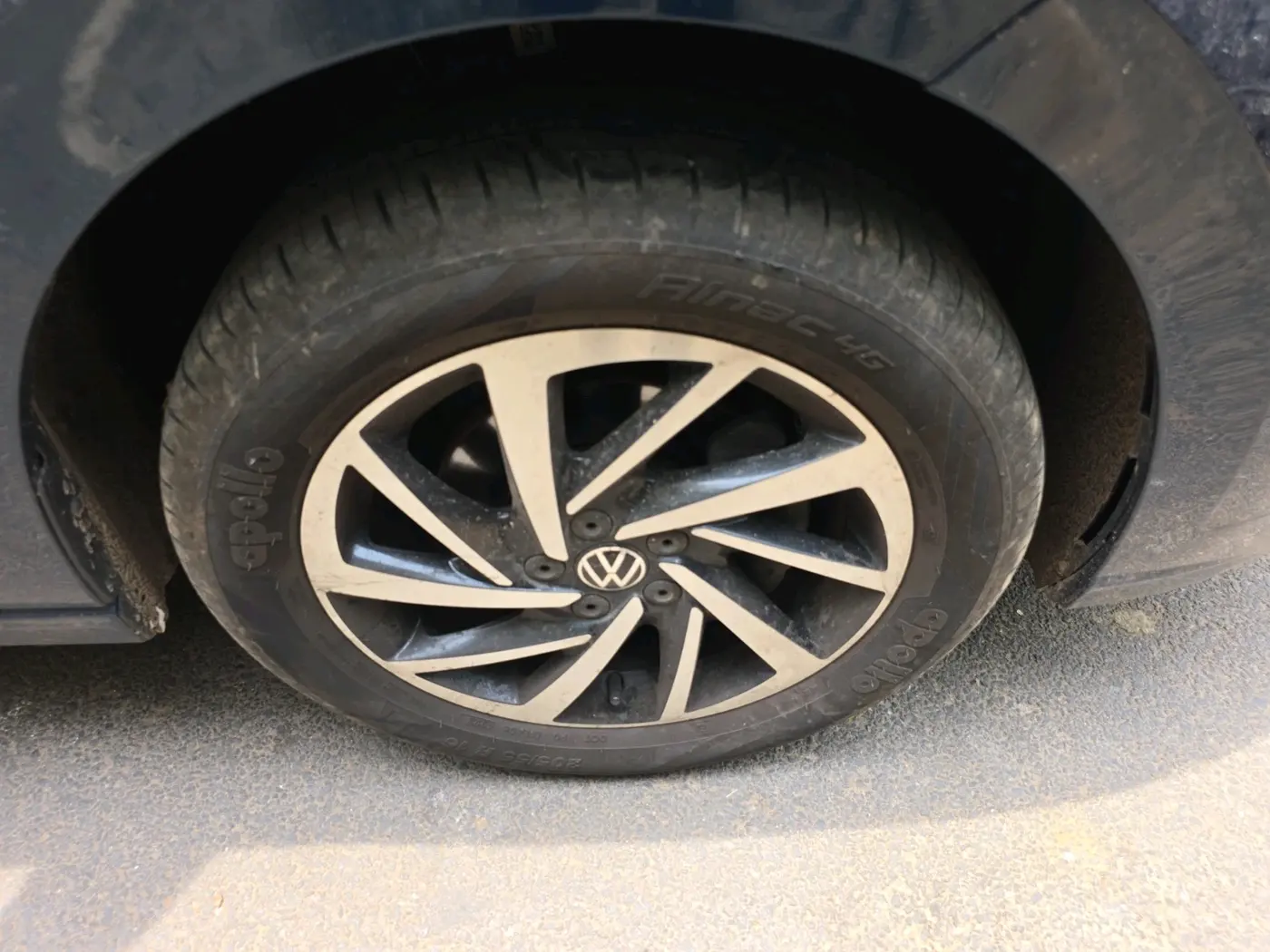 2023 Volkswagen VIRTUS TOPLINE TSI 1.0 AT, Petrol, Automatic, 22,788 km, tyre