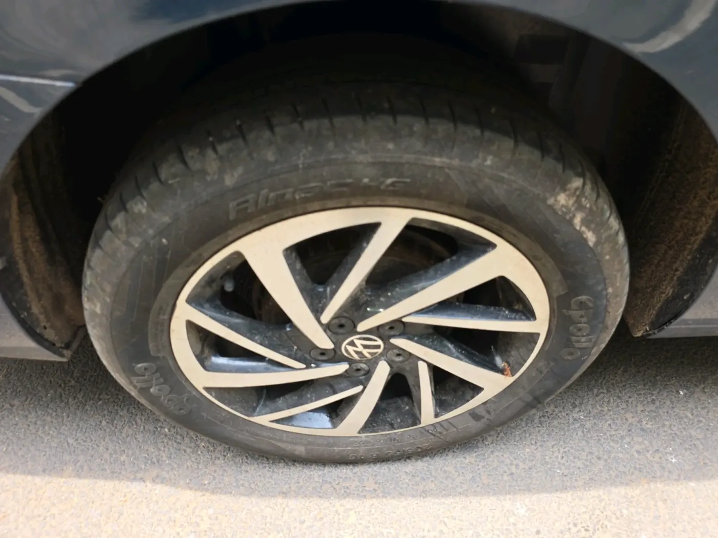2023 Volkswagen VIRTUS TOPLINE TSI 1.0 AT, Petrol, Automatic, 22,788 km, tyre