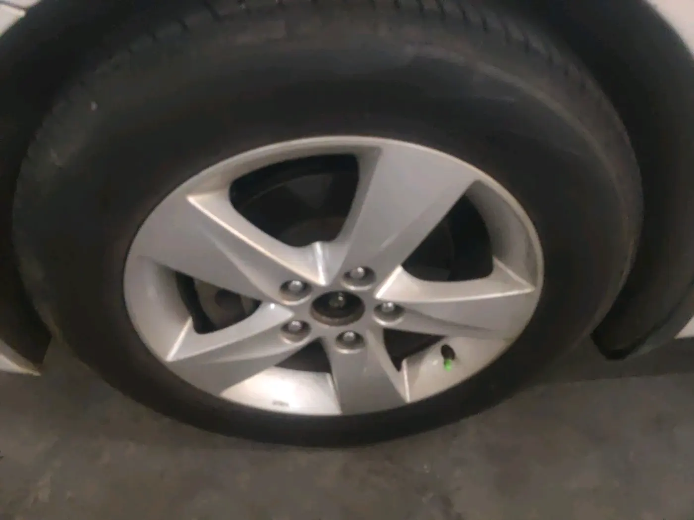 2013 Hyundai New Elantra 1.8 S VTVT, Petrol, Manual, 1,67,701 km, tyre