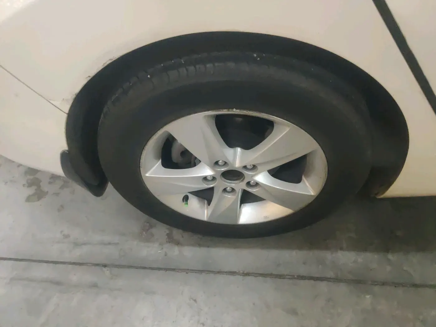 2013 Hyundai New Elantra 1.8 S VTVT, Petrol, Manual, 1,67,701 km, tyre