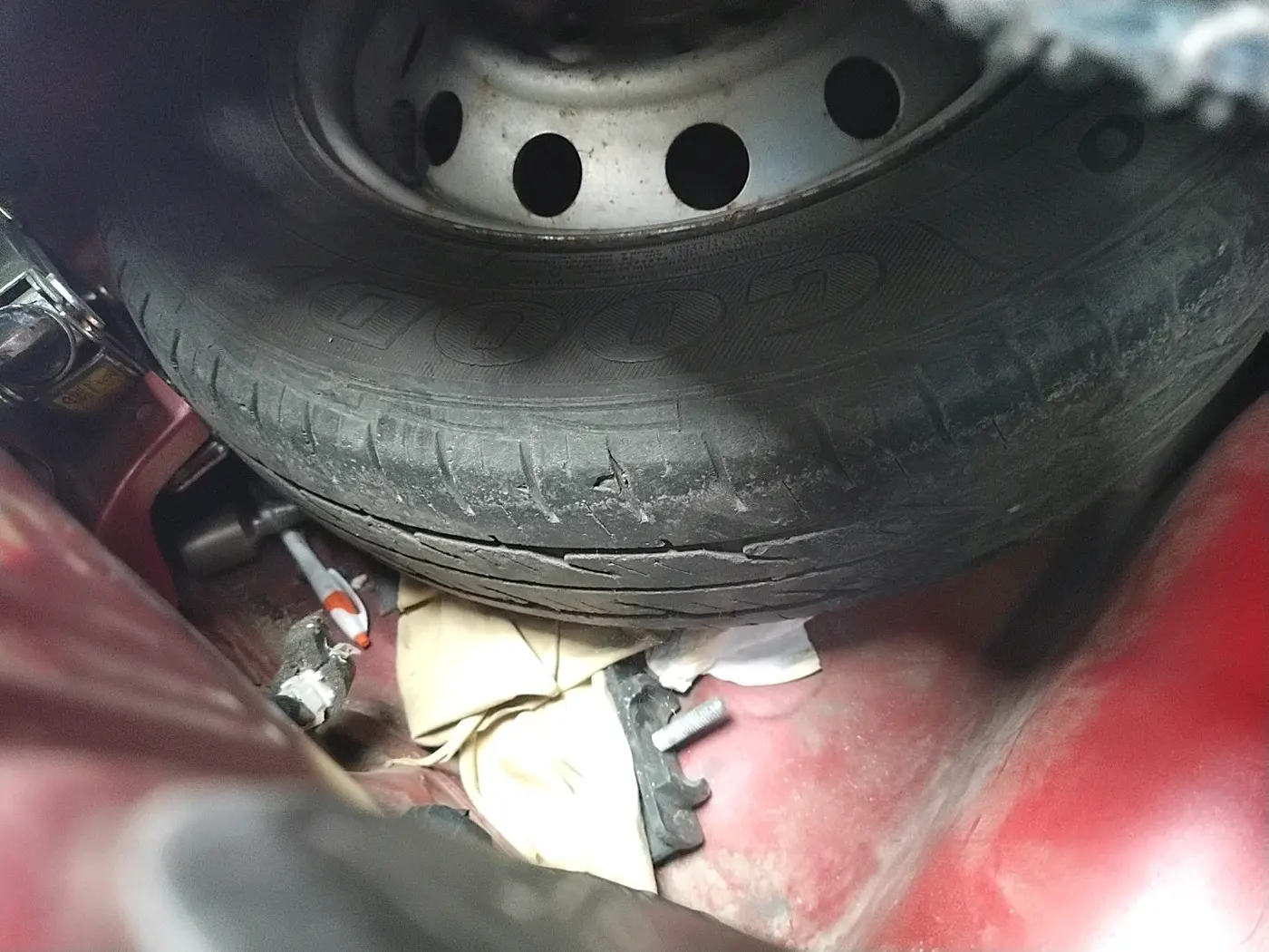 2014 Hyundai Eon ERA +, Petrol, Manual, 26,904 km, tyre