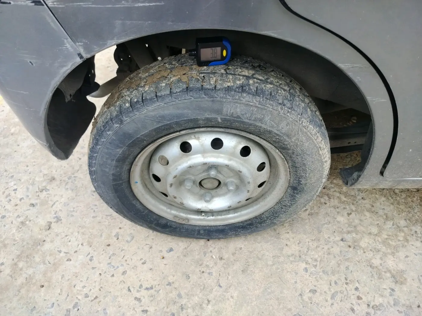 2013 Maruti Wagon R 1.0 LXI CNG, CNG, Manual, 1,28,887 km, tyre