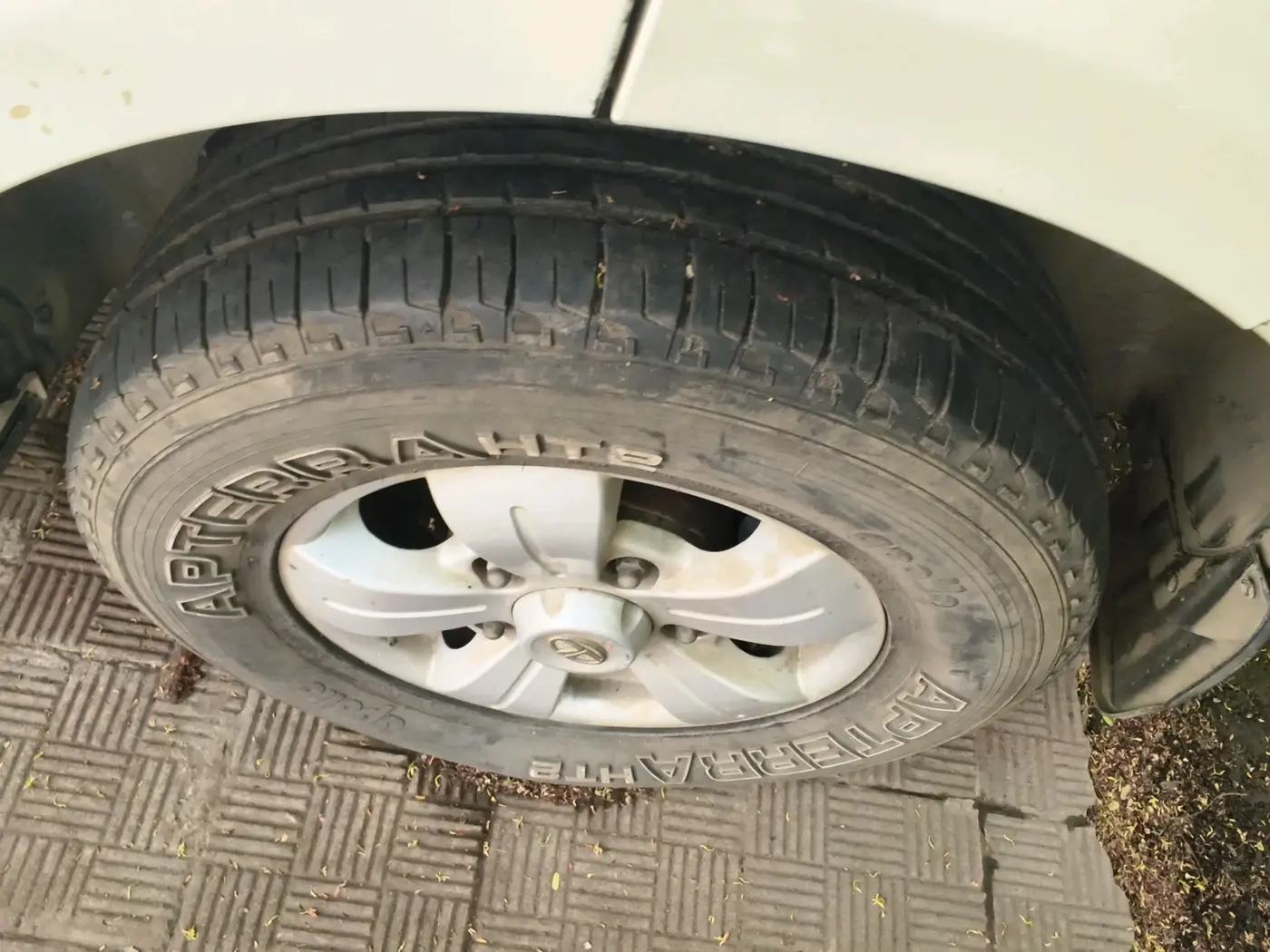 2017 Tata Safari Storme 2.2 VX 4X4, Diesel, Manual, 98,358 km, tyre
