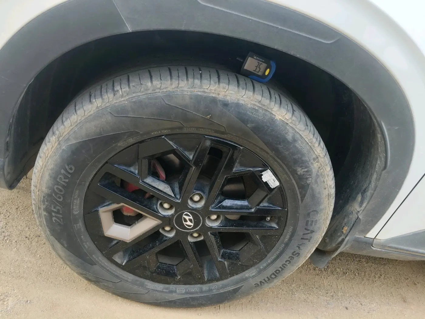 2023 Hyundai VENUE SX(O) 1.0 Turbo DCT Knight Edition, Petrol, Automatic, 28,437 km, tyre