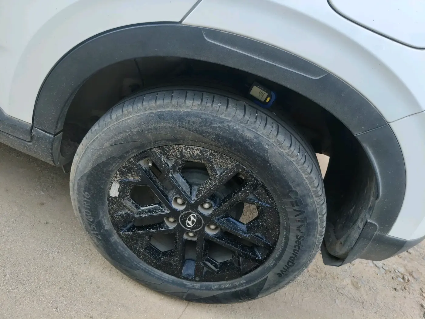 2023 Hyundai VENUE SX(O) 1.0 Turbo DCT Knight Edition, Petrol, Automatic, 28,437 km, tyre