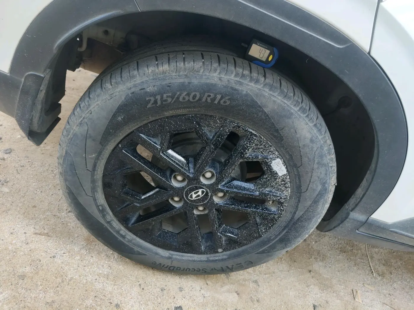 2023 Hyundai VENUE SX(O) 1.0 Turbo DCT Knight Edition, Petrol, Automatic, 28,437 km, tyre