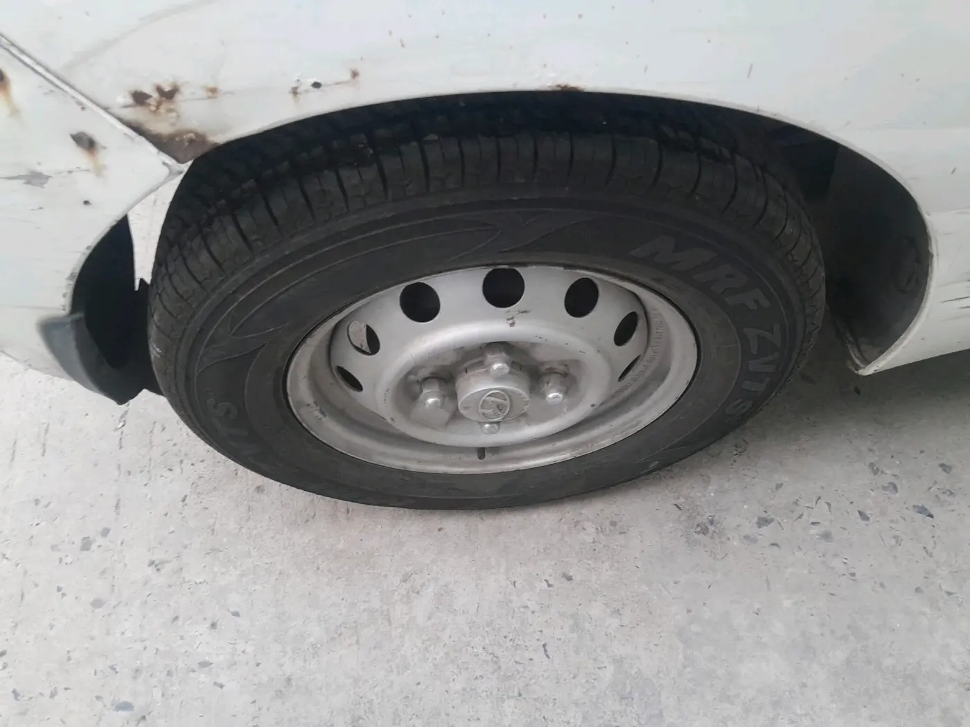 2013 Hyundai Eon ERA +, Petrol, Manual, 85,902 km, tyre