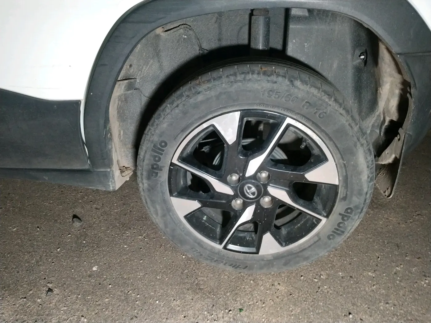 2021 Tata PUNCH CREATIVE  1.2 RTN DUAL TONE, Petrol, Manual, 48,110 km, tyre