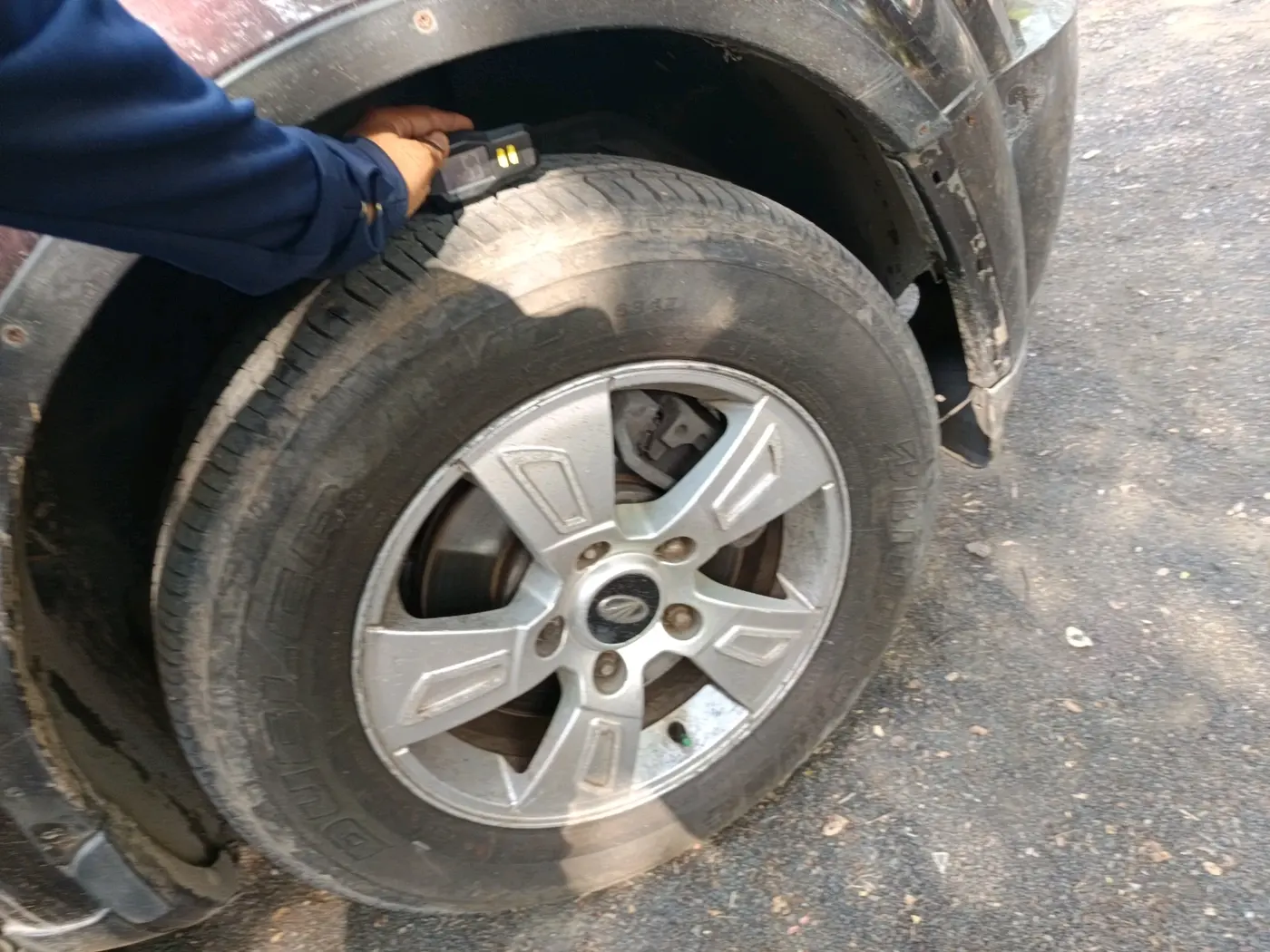 2013 Mahindra XUV500 W8, Diesel, Manual, 3,04,879 km, tyre