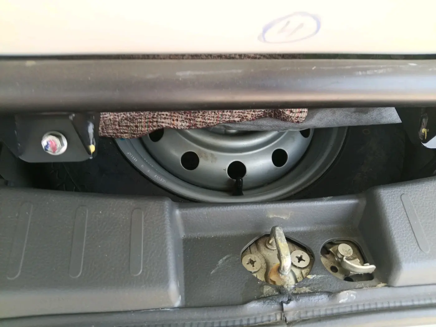 2011 Maruti Wagon R 1.0 LXI, CNG, Manual, 27,852 km, tyre