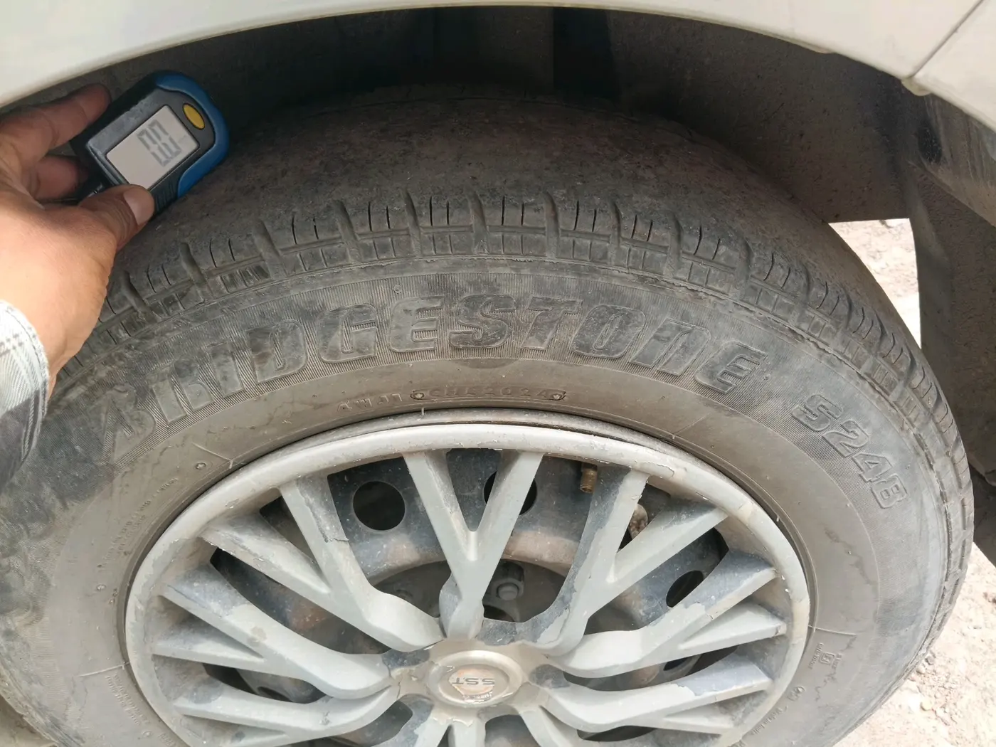 2018 Maruti Swift VXI, CNG, Manual, 2,76,447 km, tyre