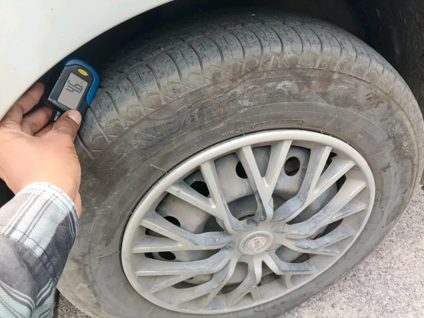 2018 Maruti Swift VXI, CNG, Manual, 2,76,447 km, tyre