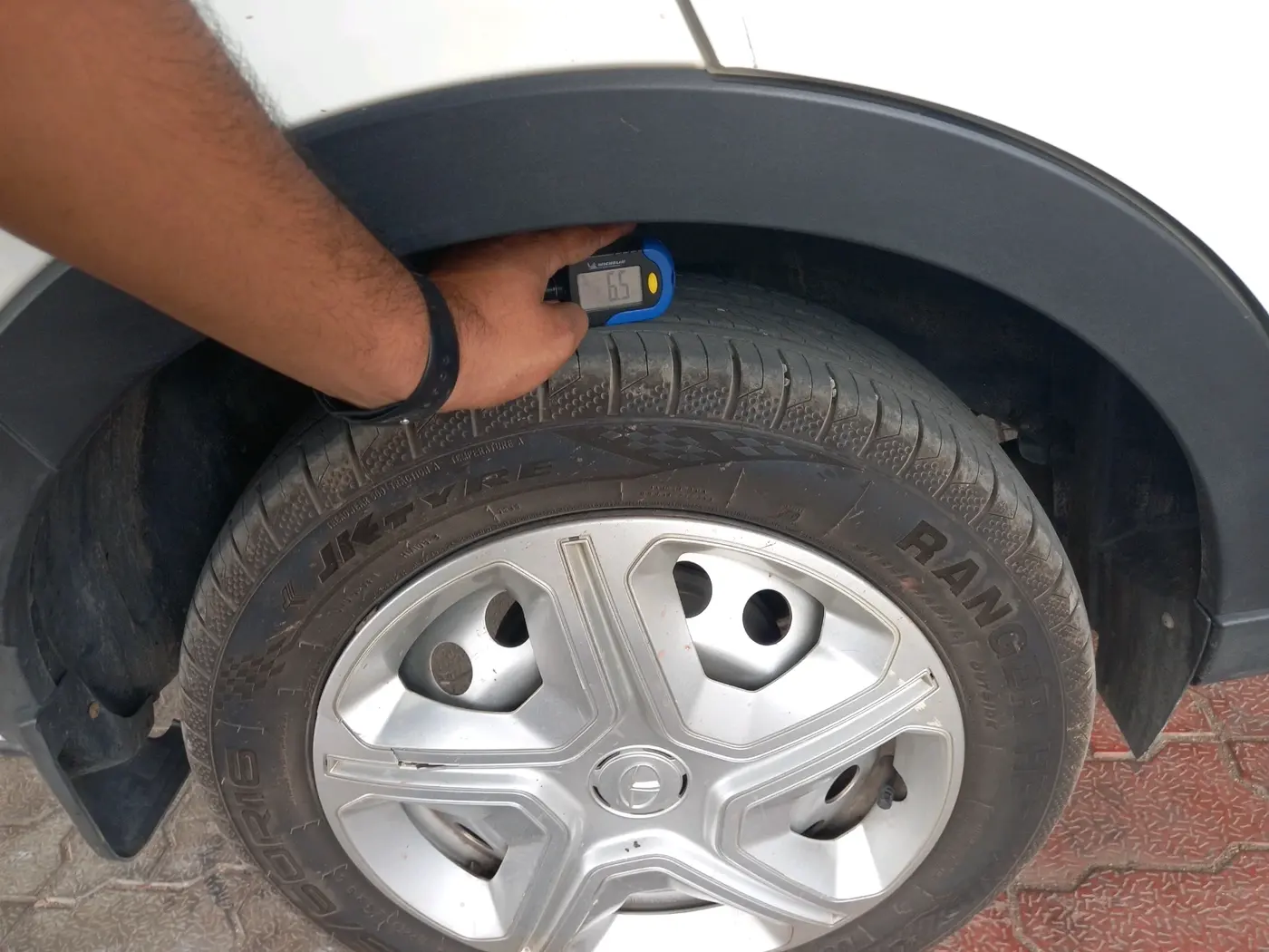 2022 Tata NEXON XE PETROL, CNG, Manual, 40,937 km, tyre