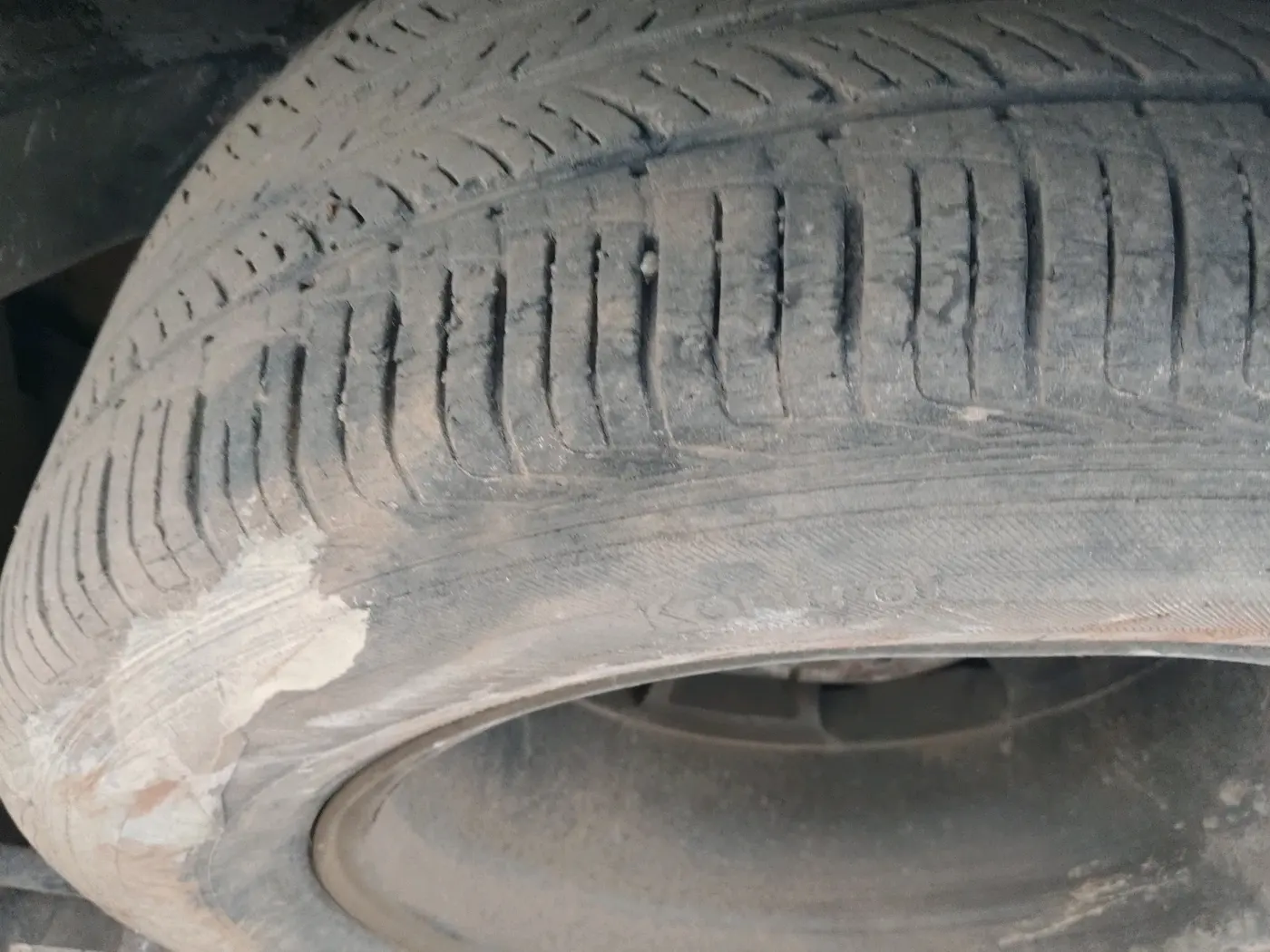 2019 Mahindra ALTURAS G4 4WD AT, Diesel, Automatic, 1,80,073 km, tyre