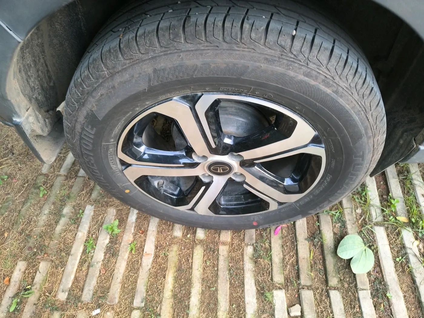 2021 Tata NEXON XZA PLUS SUNROOF PETROL, Petrol, Automatic, 33,664 km, tyre