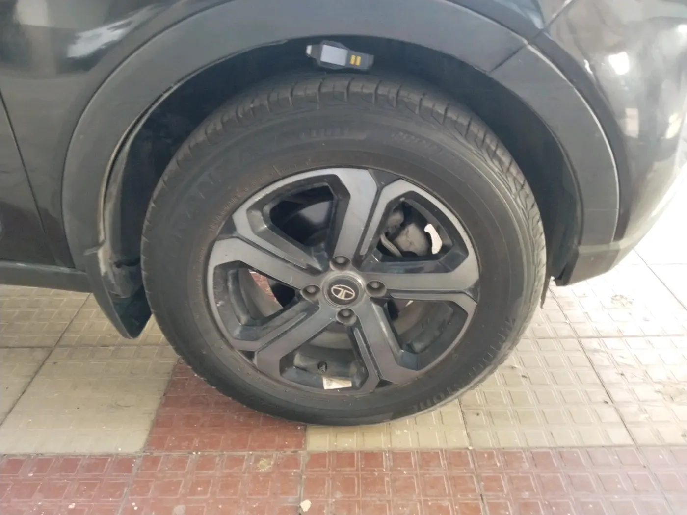 2023 Tata NEXON XZA PLUS LUX SUNROOF RED DARK PETROL, Petrol, Automatic, 28,100 km, tyre