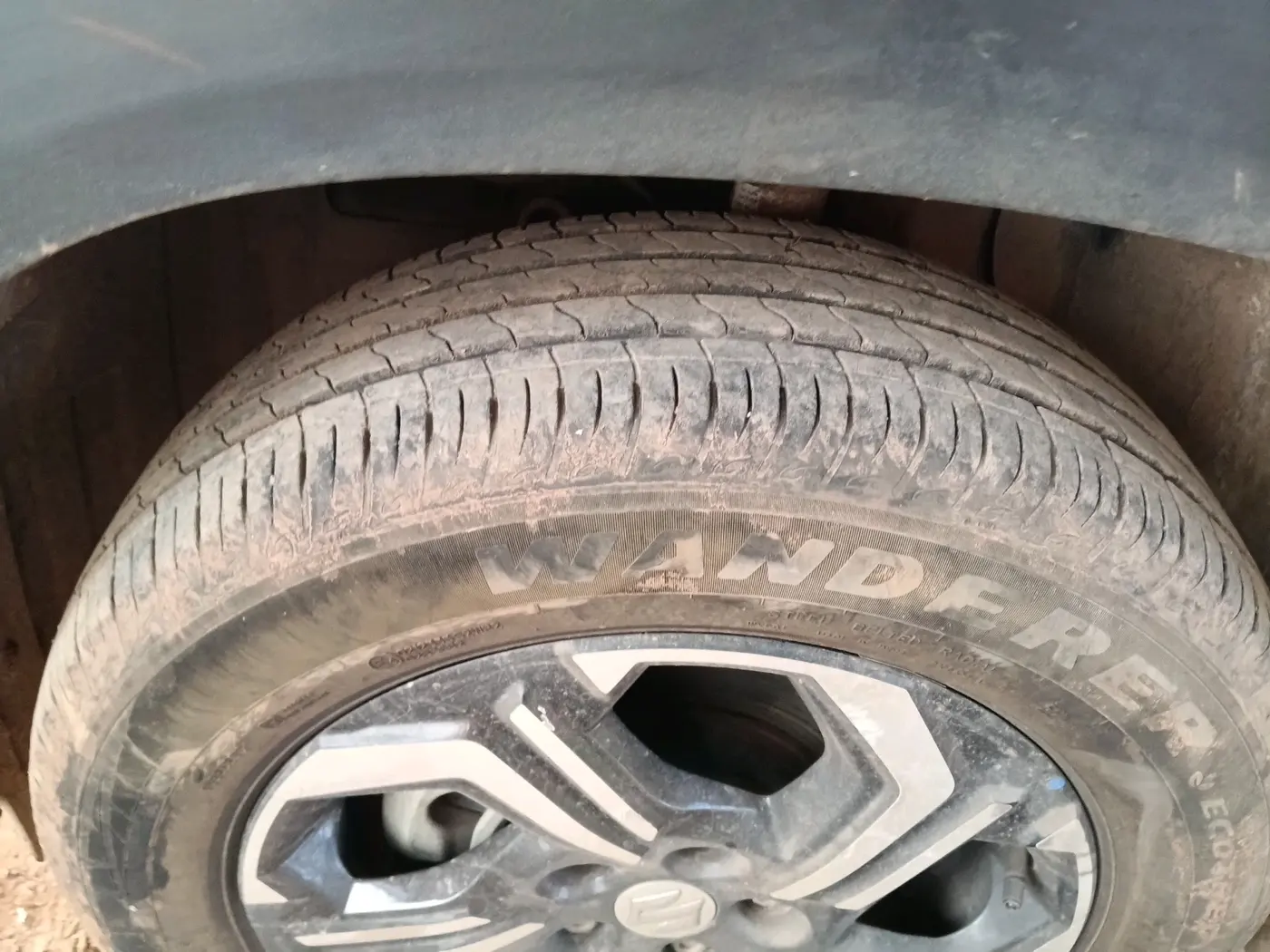 2023 Maruti BREZZA VXI SMART HYBRID, Petrol, Manual, 40,547 km, tyre