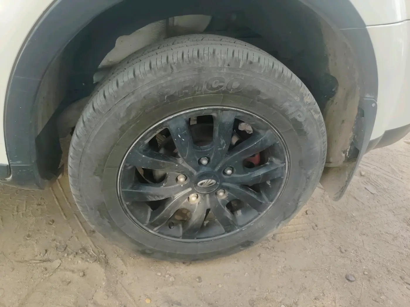 2018 Mahindra XUV500 W9, Diesel, Manual, 1,43,218 km, tyre