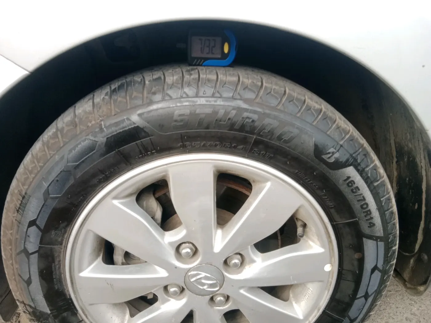 2015 Hyundai Xcent S (O) 1.2, Petrol, Manual, 1,20,998 km, tyre