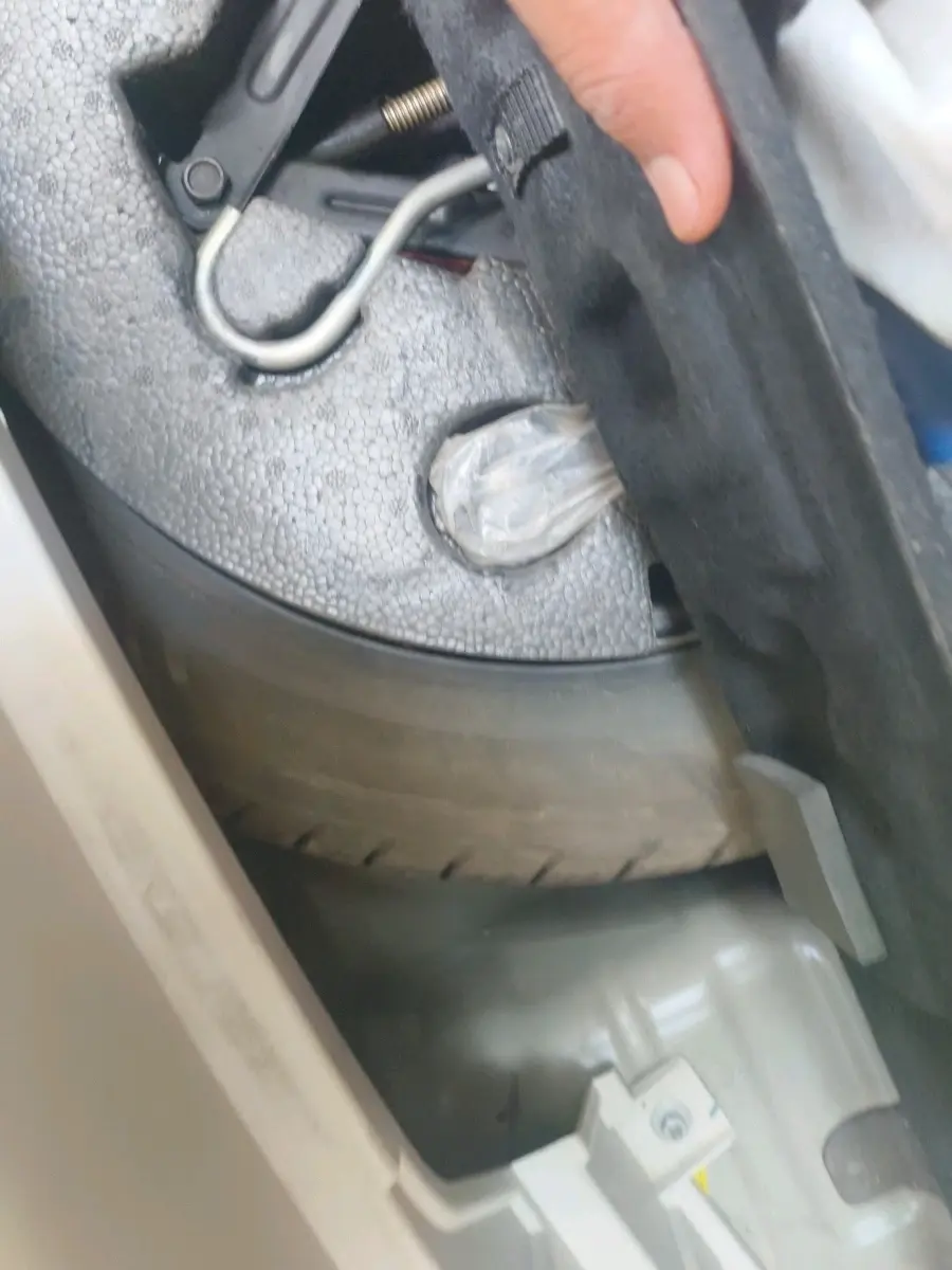 2019 Mahindra XUV300 W8 1.5 DIESEL, Diesel, Manual, 1,02,016 km, tyre