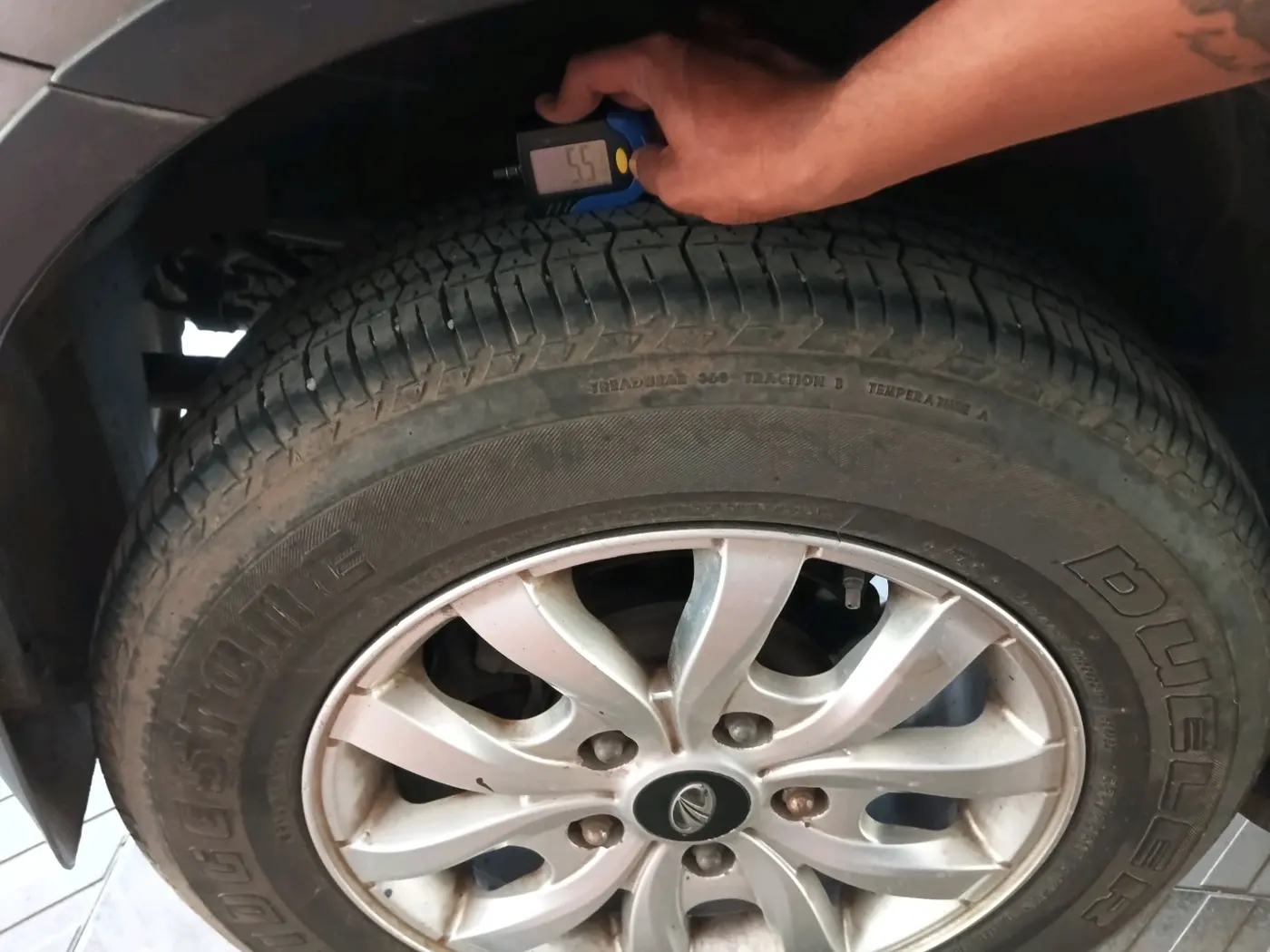 2018 Mahindra XUV500 W10 AT, Diesel, Automatic, 1,77,784 km, tyre