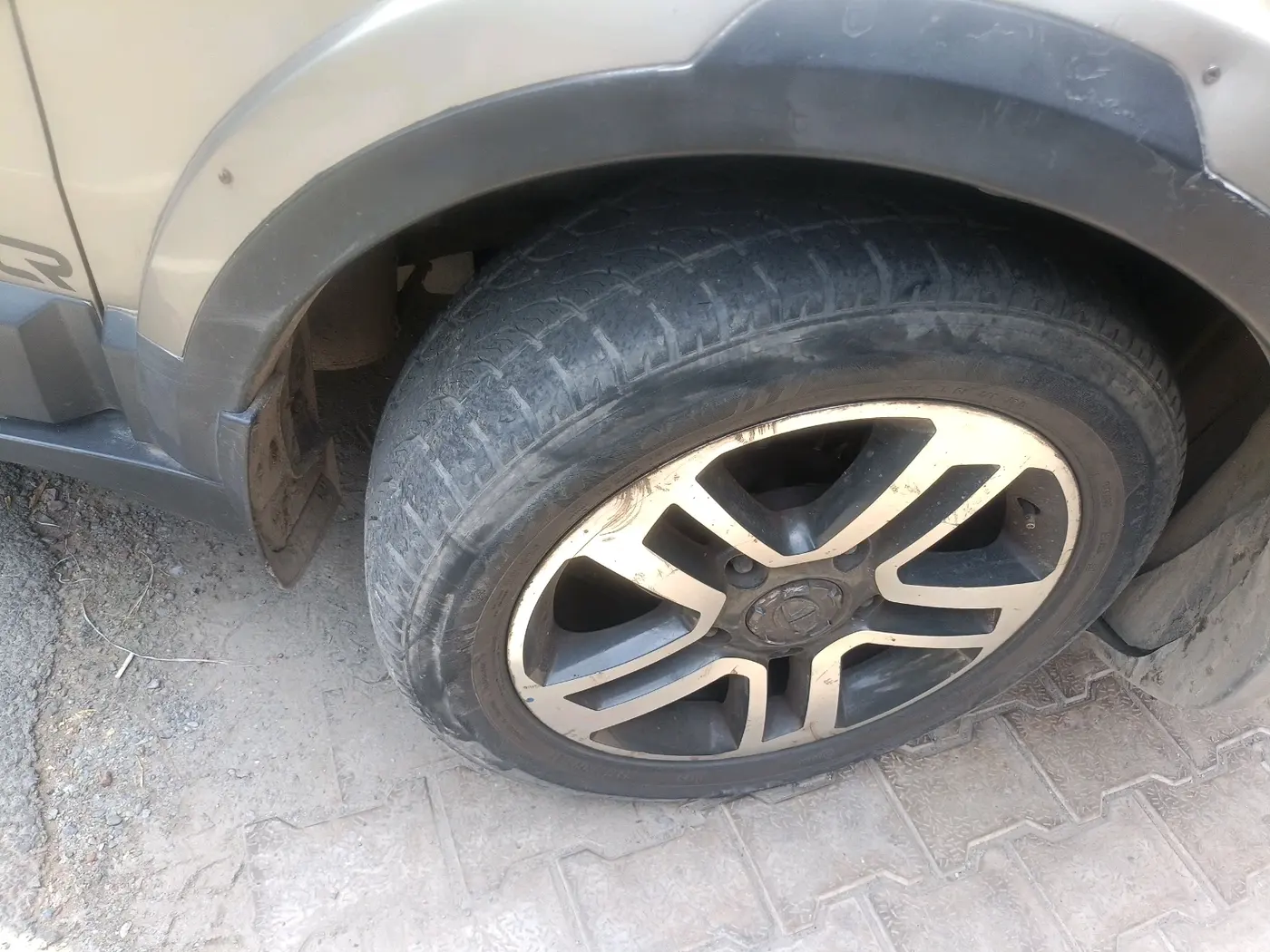 2017 Tata Hexa XTA 4X2 6 STR, Diesel, Automatic, 1,22,190 km, tyre