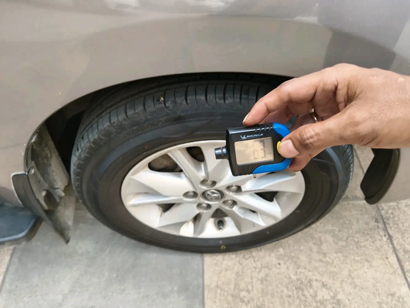 2017 Toyota Innova Crysta 2.8 ZX AT 7 STR, Diesel, Automatic, 1,18,618 km, tyre