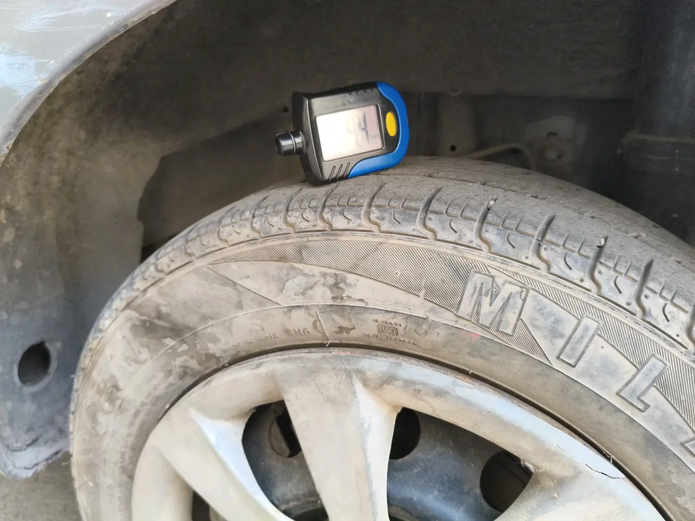 2012 Hyundai Eon SPORTZ, Petrol, Manual, 1,44,671 km, tyre