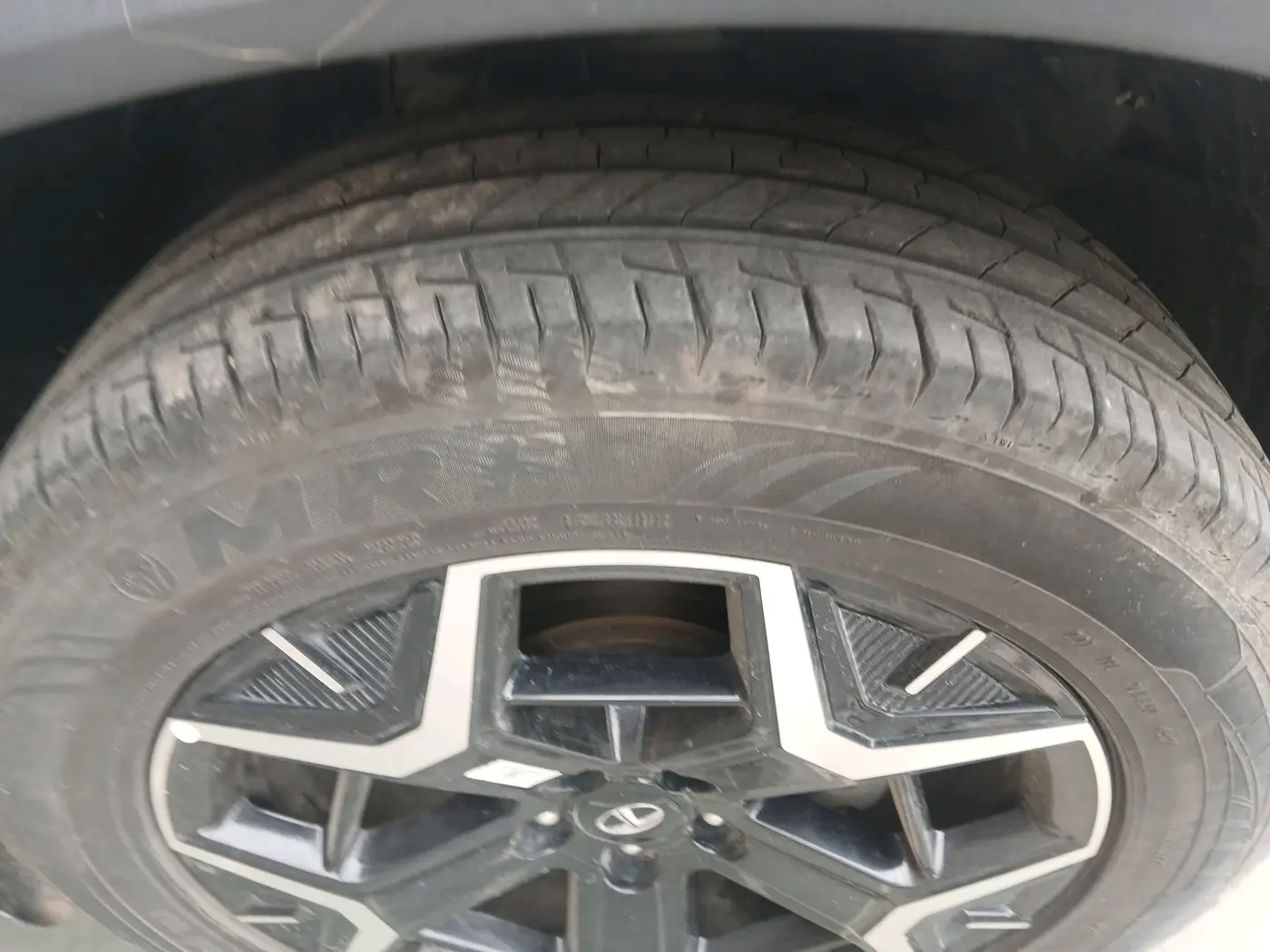 2023 Tata Safari ACCOMPLISHED DUAL TONE, Diesel, Manual, 21,065 km, tyre