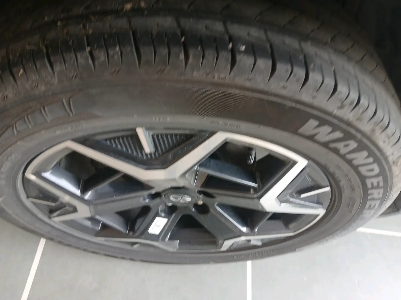 2023 Tata Safari ACCOMPLISHED DUAL TONE, Diesel, Manual, 21,065 km, tyre