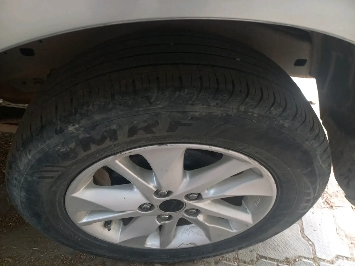 2017 Toyota Innova Crysta 2.4 GX 7 STR, Diesel, Manual, 1,23,059 km, tyre