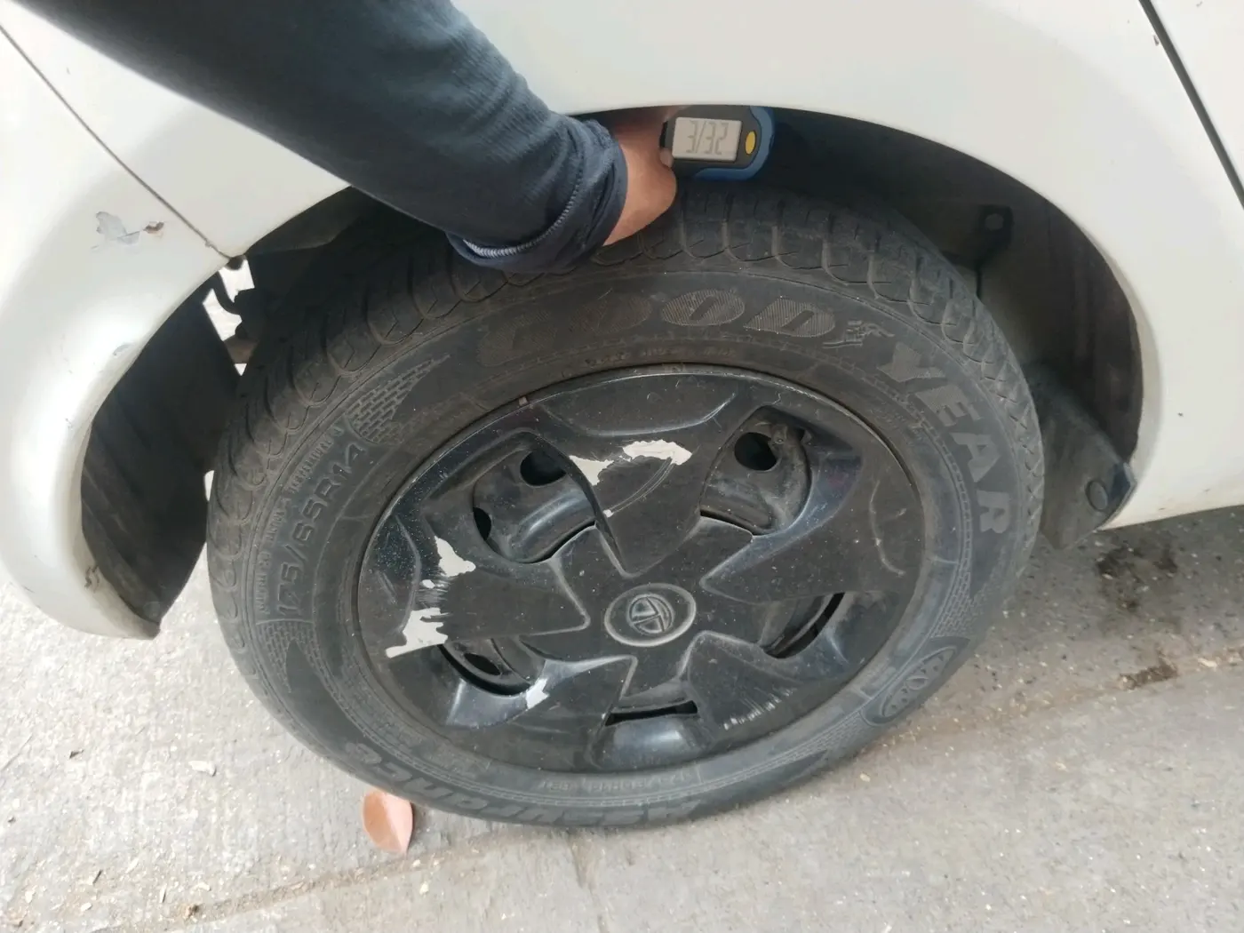 2017 Tata Tiago XZ PETROL, Petrol, Manual, 33,378 km, tyre