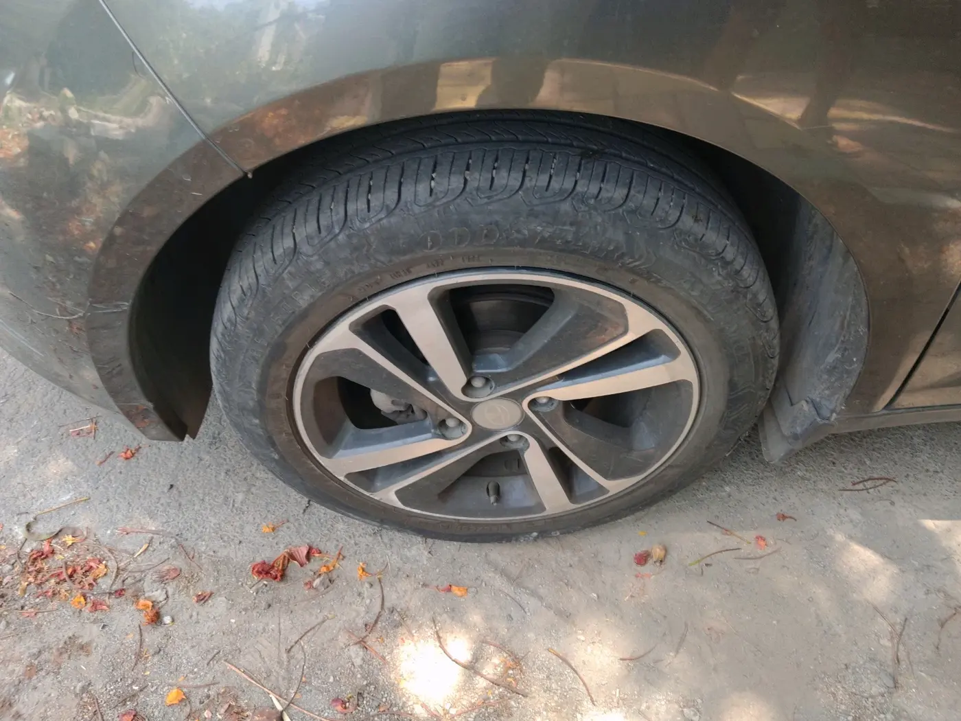 2023 Tata ALTROZ XZA, Petrol, Automatic, 30,476 km, tyre