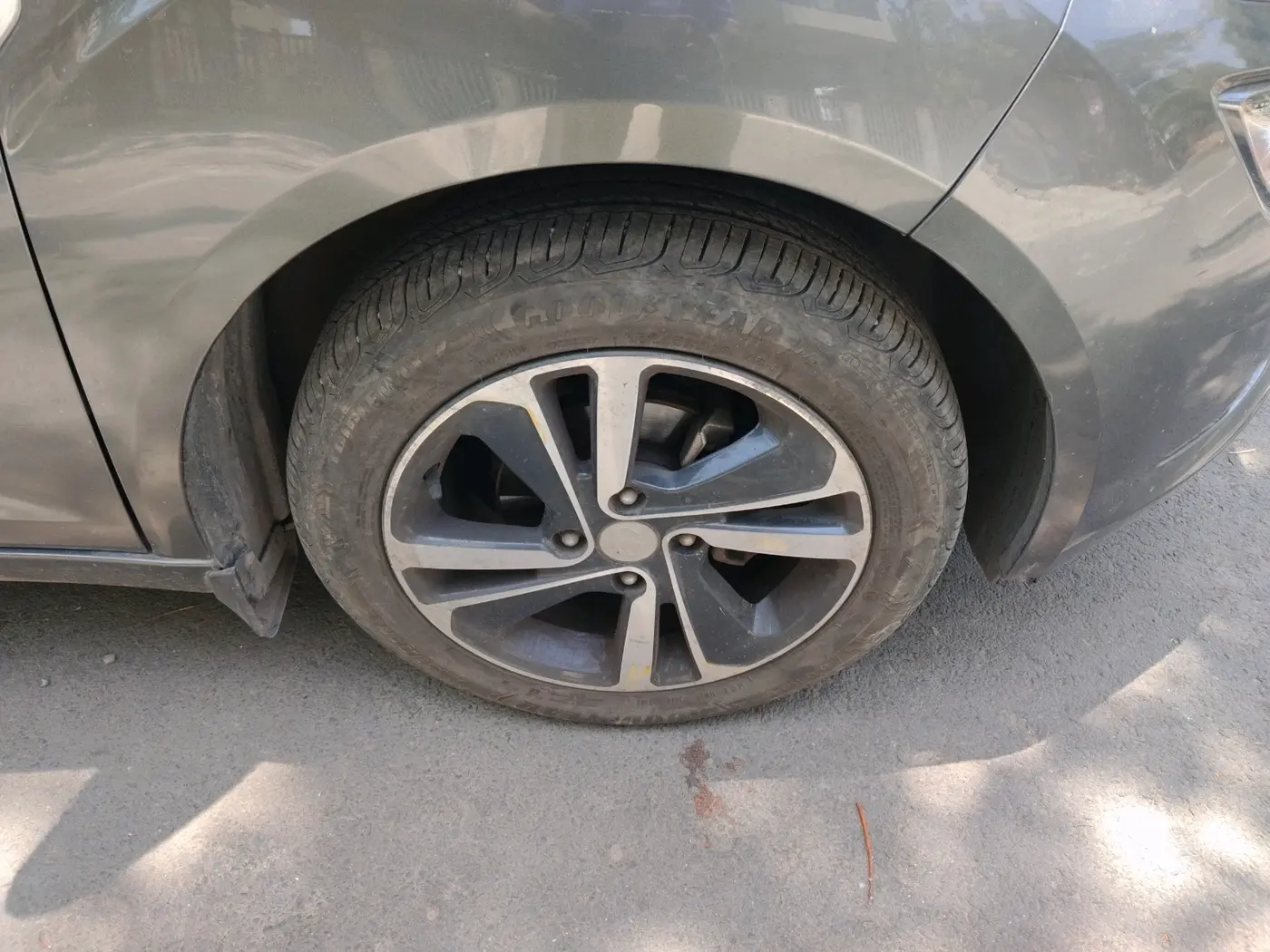 2023 Tata ALTROZ XZA, Petrol, Automatic, 30,476 km, tyre