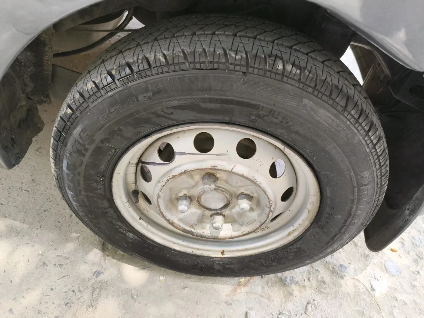 2015 Hyundai Eon ERA +, CNG, Manual, 1,16,262 km, tyre