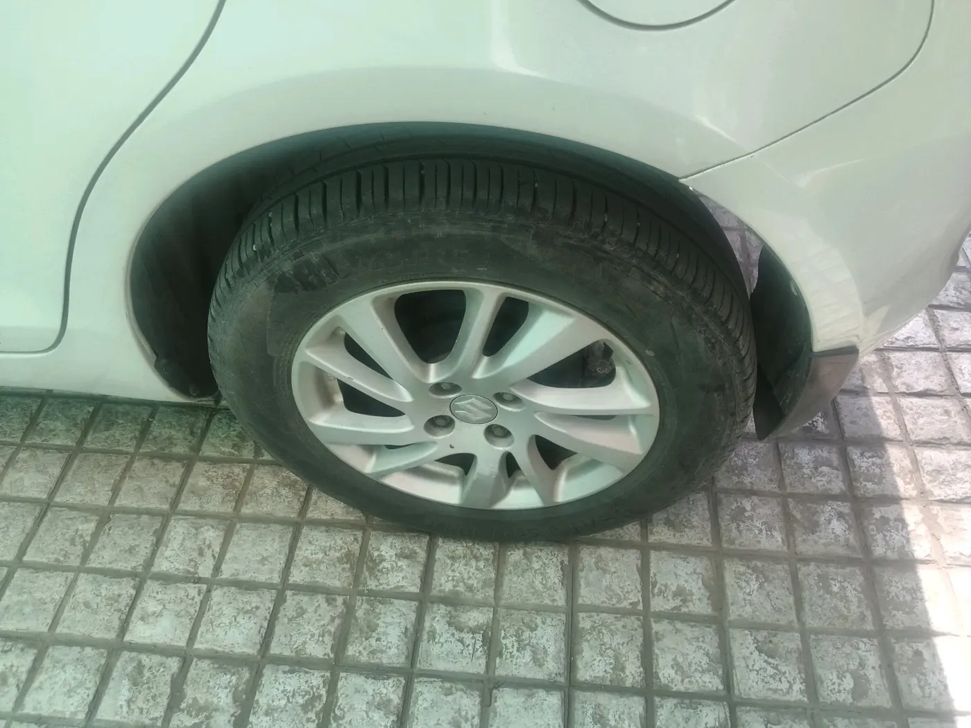 2013 Maruti Swift ZDI, Diesel, Manual, 75,194 km, tyre