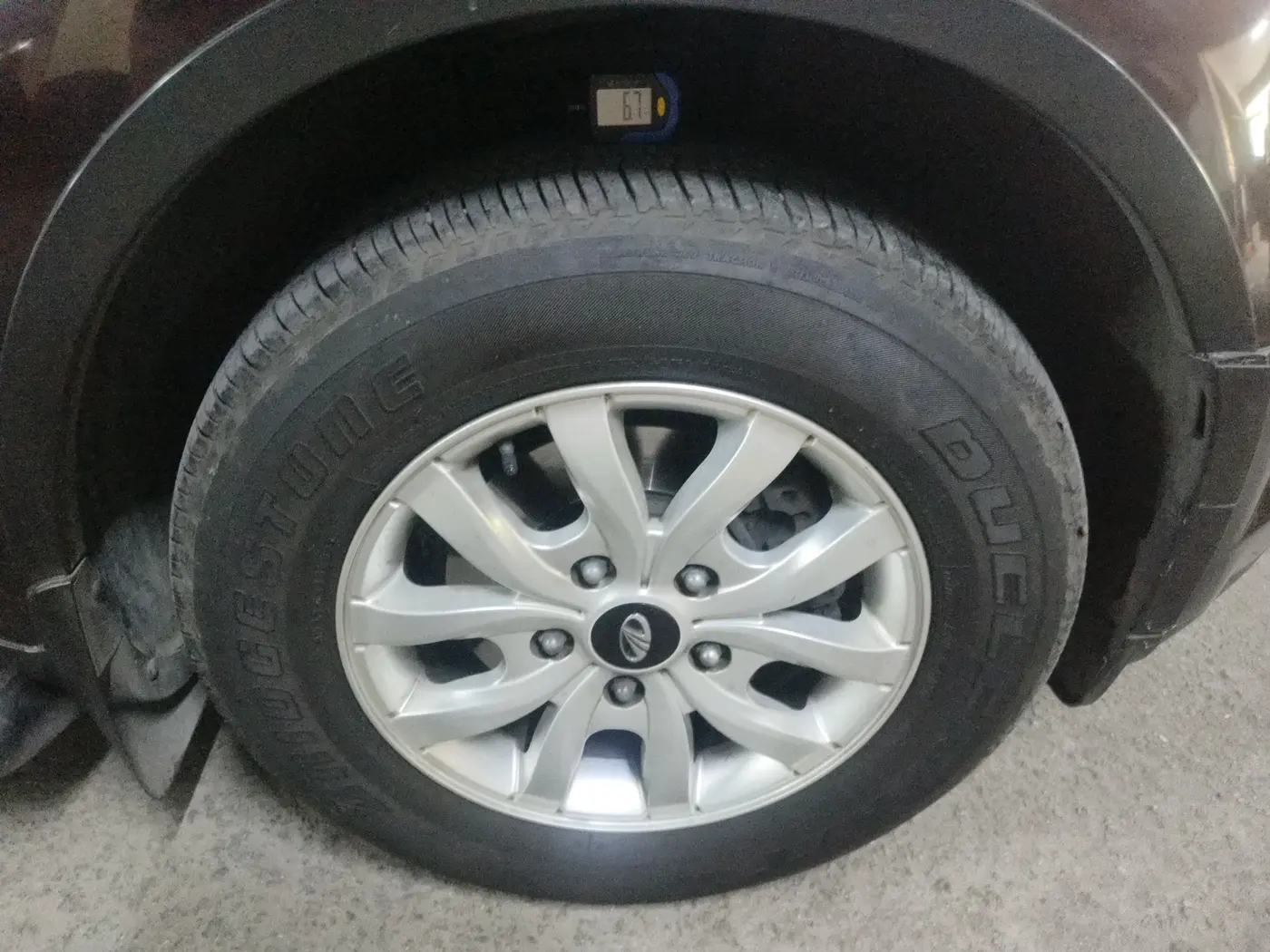 2016 Mahindra XUV500 W10 AT, Diesel, Automatic, 1,35,516 km, tyre