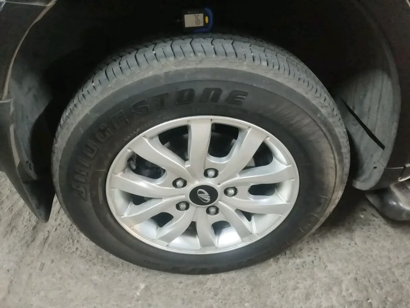 2016 Mahindra XUV500 W10 AT, Diesel, Automatic, 1,35,516 km, tyre