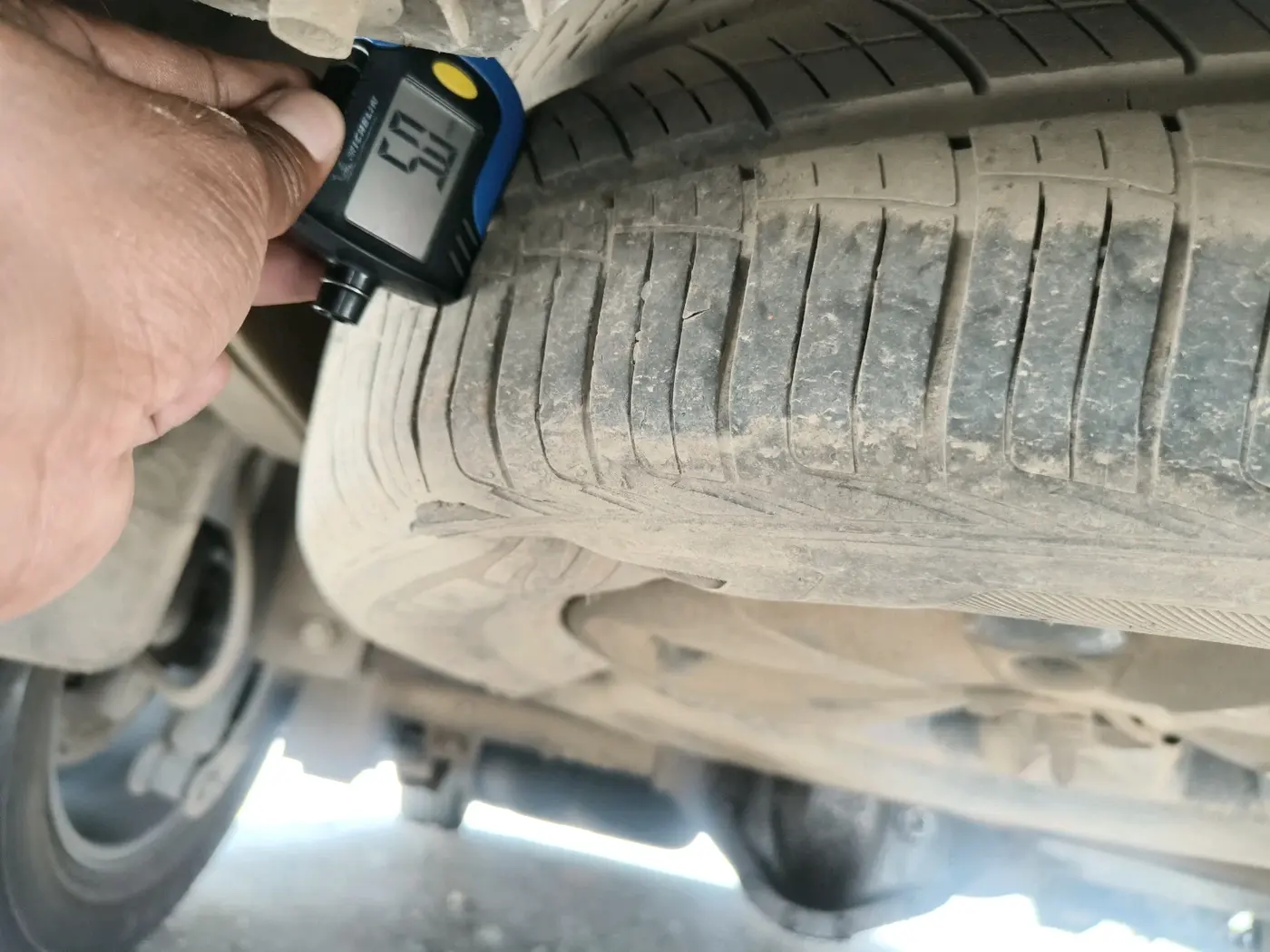 2019 Mahindra ALTURAS G4 4WD AT, Diesel, Automatic, 2,81,498 km, tyre