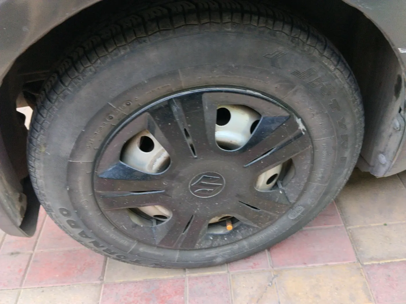 2011 Maruti Swift LXI, CNG, Manual, 64,307 km, tyre