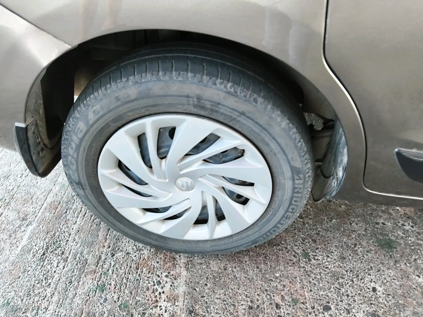 2021 Maruti Ertiga VXI CNG, CNG, Manual, 60,928 km, tyre