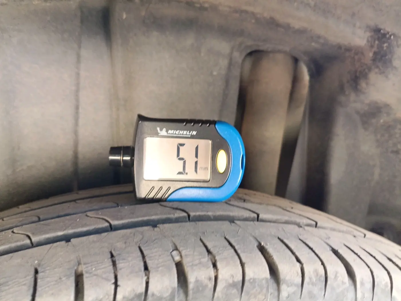 2023 Maruti BREZZA VXI SMART HYBRID, Petrol, Manual, 23,175 km, tyre