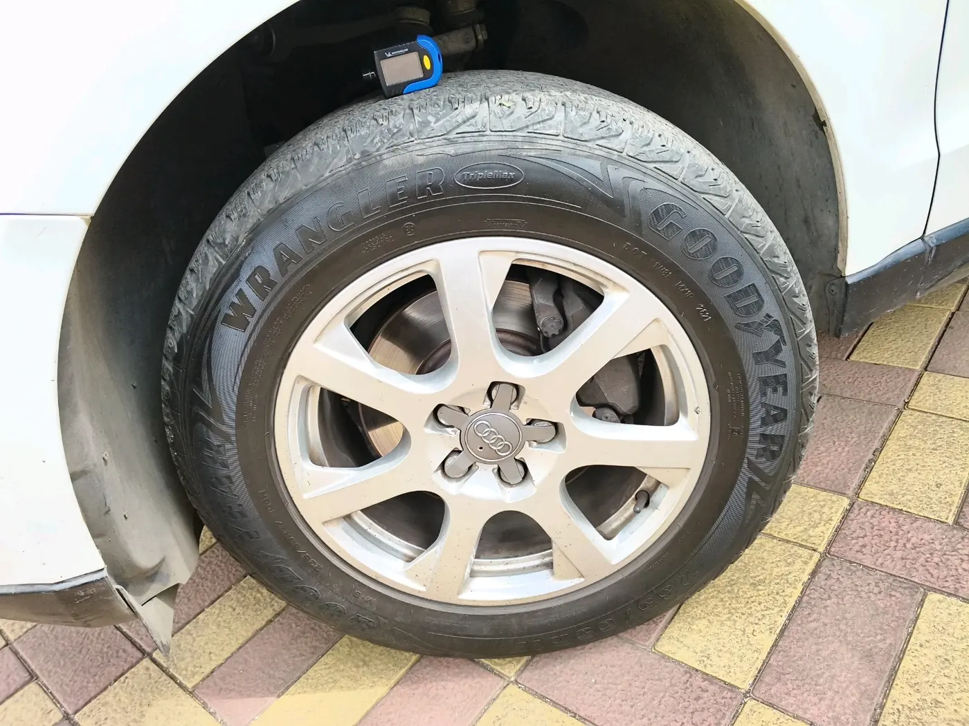 2011 Audi Q5 2.0 TDI QUATTRO, Diesel, Automatic, 1,70,009 km, tyre