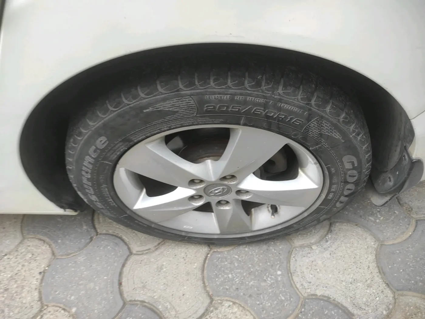 2013 Hyundai New Elantra 1.6 SX AT DIESEL, Diesel, Automatic, 1,59,696 km, tyre