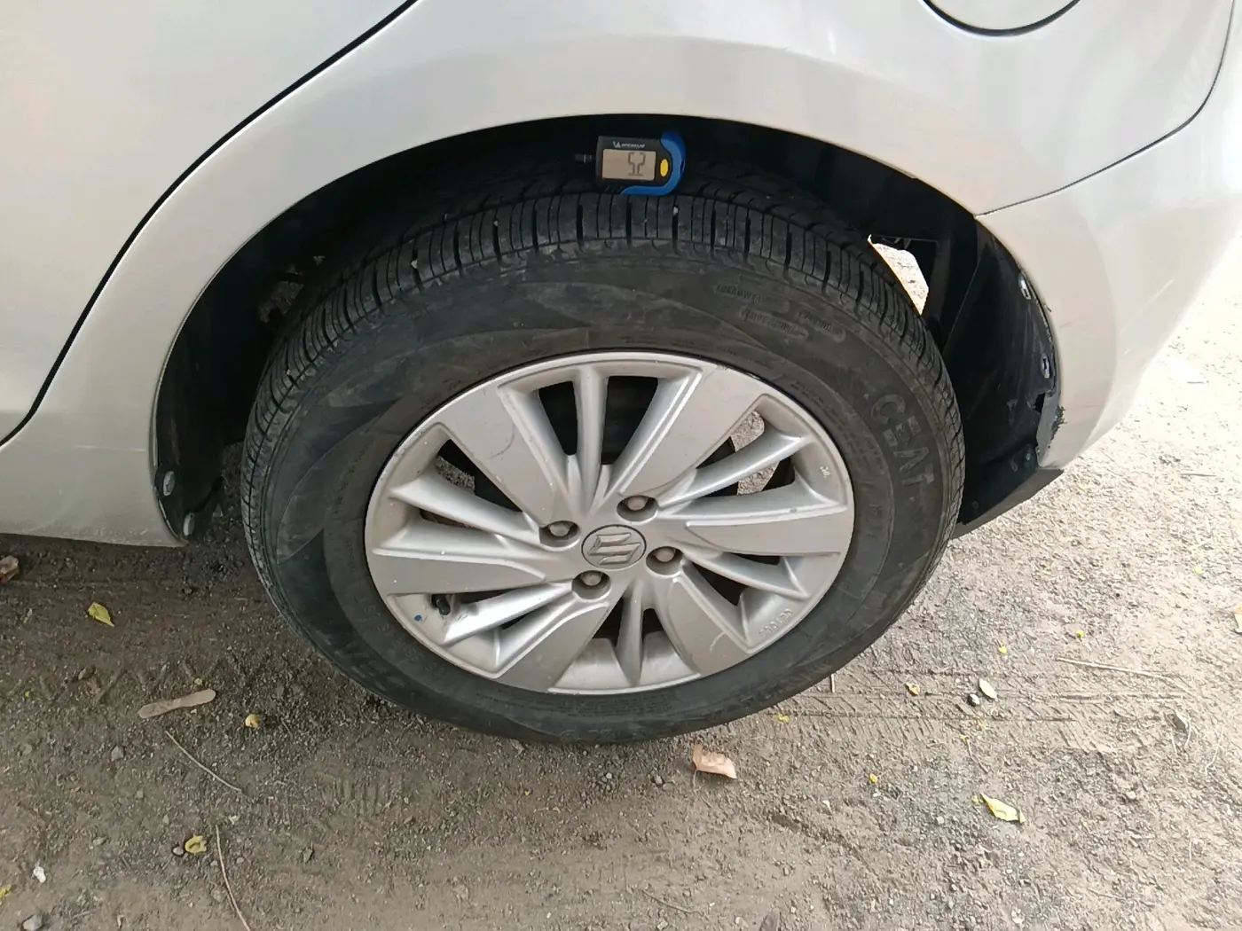 2015 Maruti Swift ZXI, Petrol, Manual, 68,968 km, tyre
