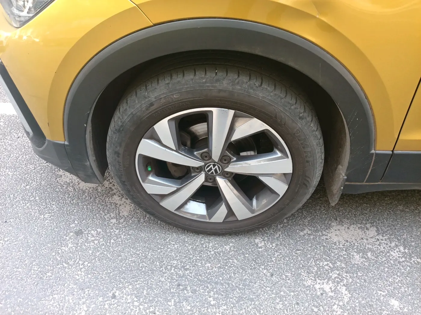 2022 Volkswagen TAIGUN TOPLINE 1.0 TSI MT, Petrol, Manual, 42,788 km, tyre