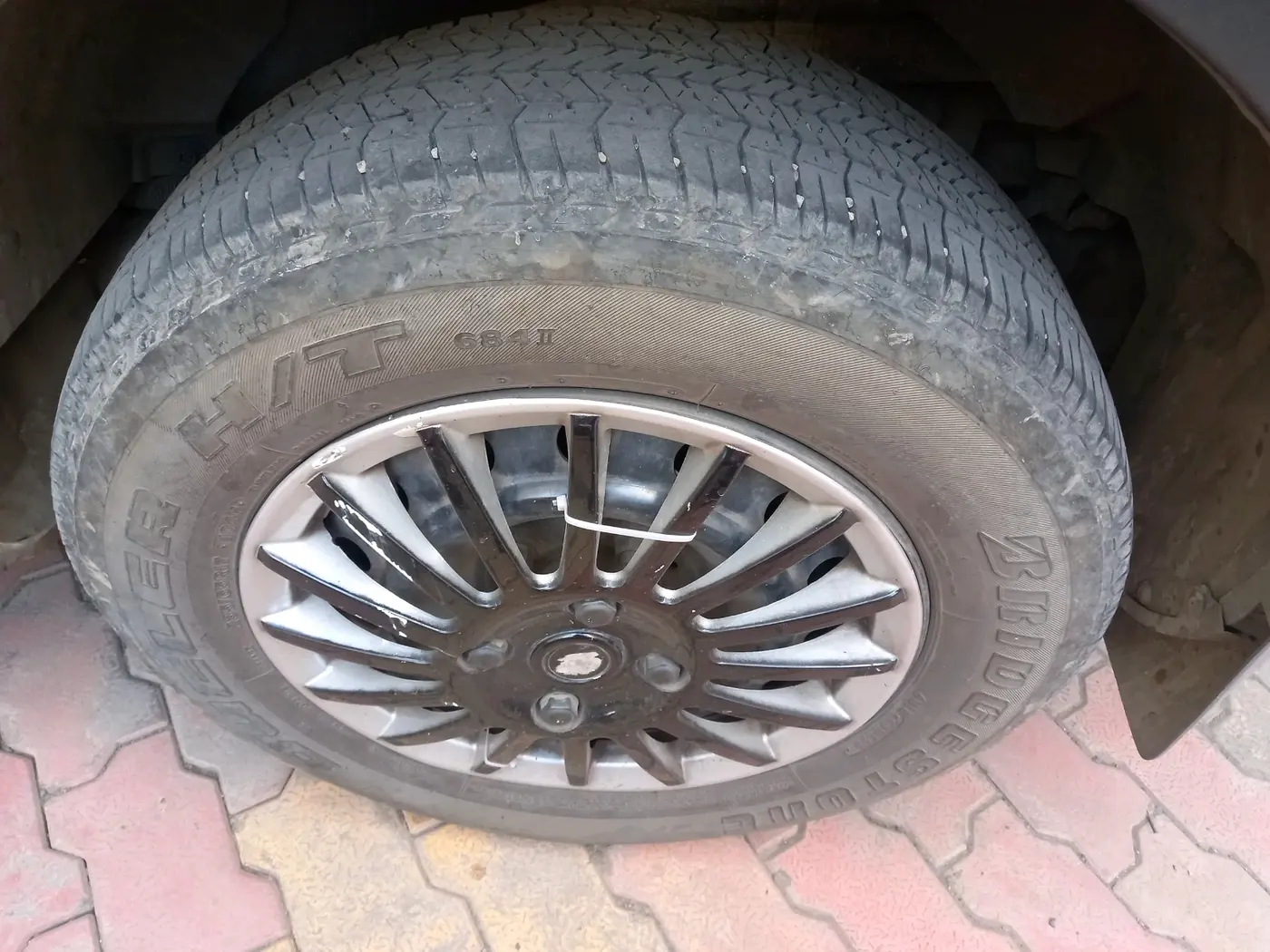 2017 Mahindra XUV500 W6 AT, Diesel, Automatic, 1,34,903 km, tyre